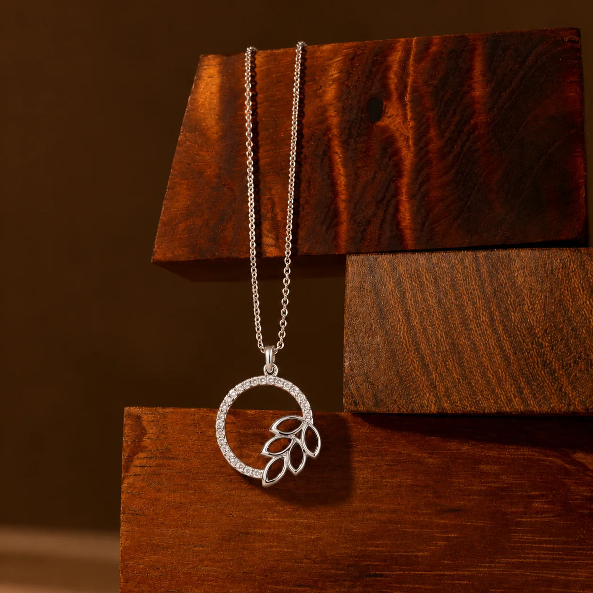 Round Leaf Pendant Necklace